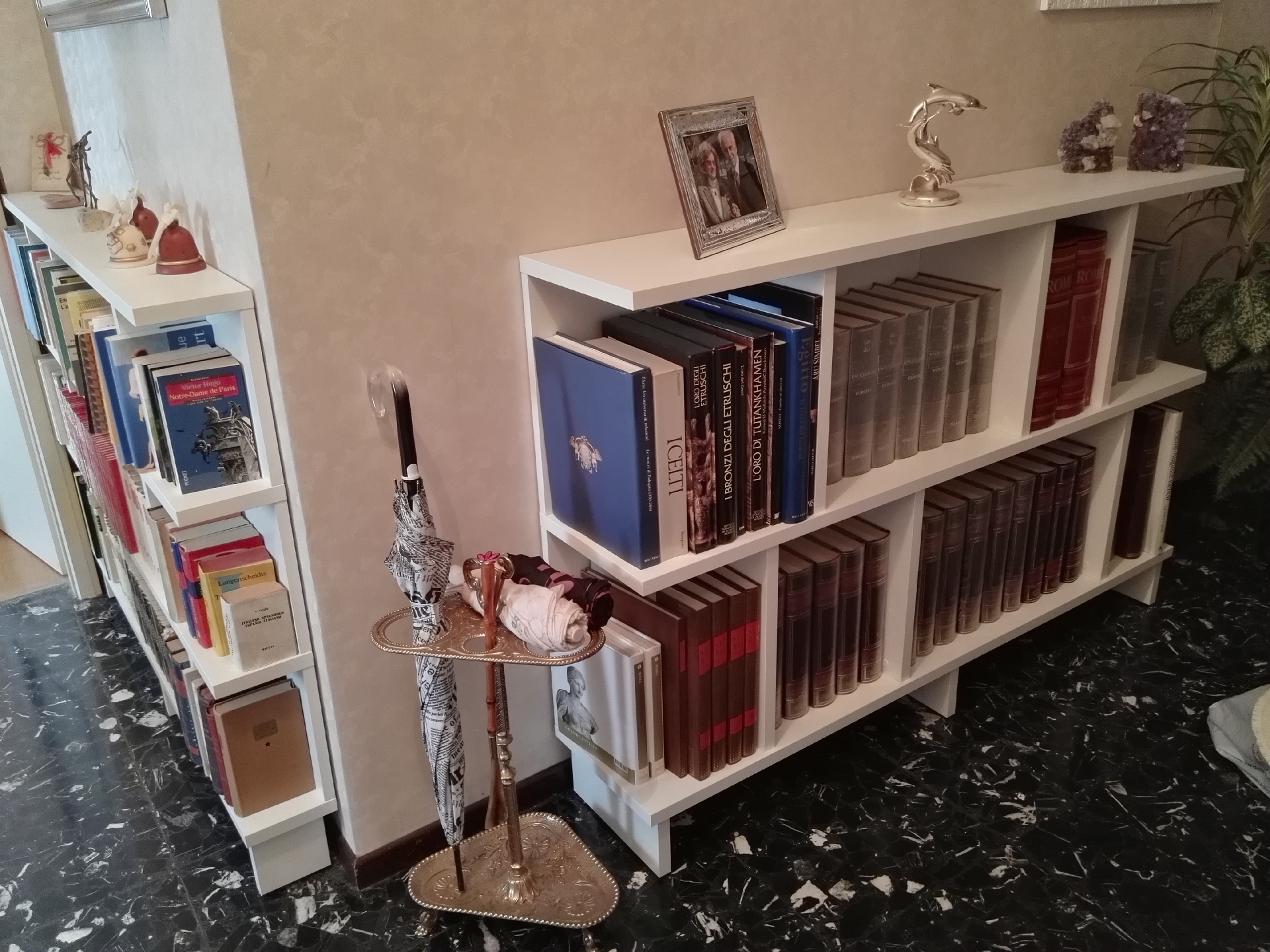 Libreria bianca su misura  in salotto moderno 